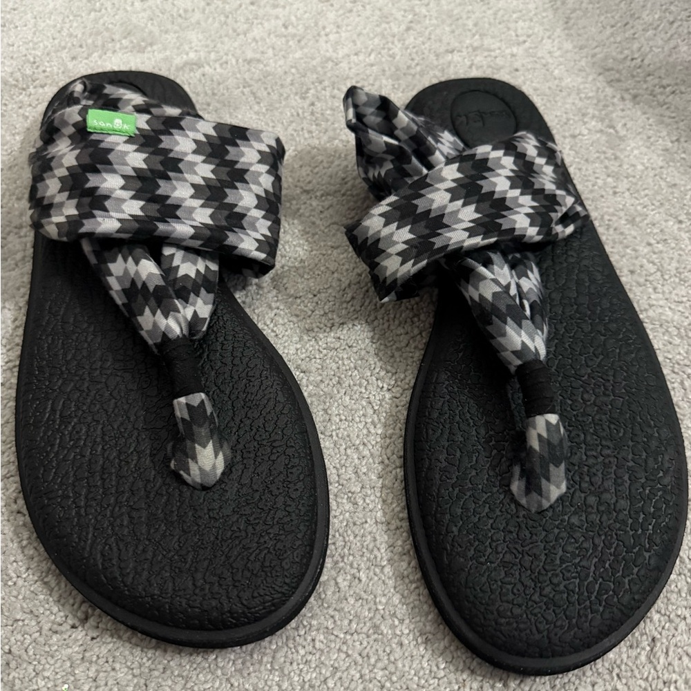 Sanuk black/grey Yoga Sling flip flops Size 8